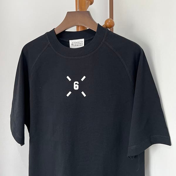 入手困難メゾンマルジェラ ナンバリングロゴマコ Tシャツ パチモン 2色 Mac77589